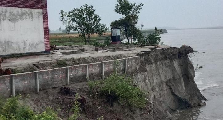 যে কোনো সময় যমুনায় হারাতে পারে ঘরবাড়ি-স্কুল, জিও ব্যাগ ফেলে রক্ষার চেষ্টা 
